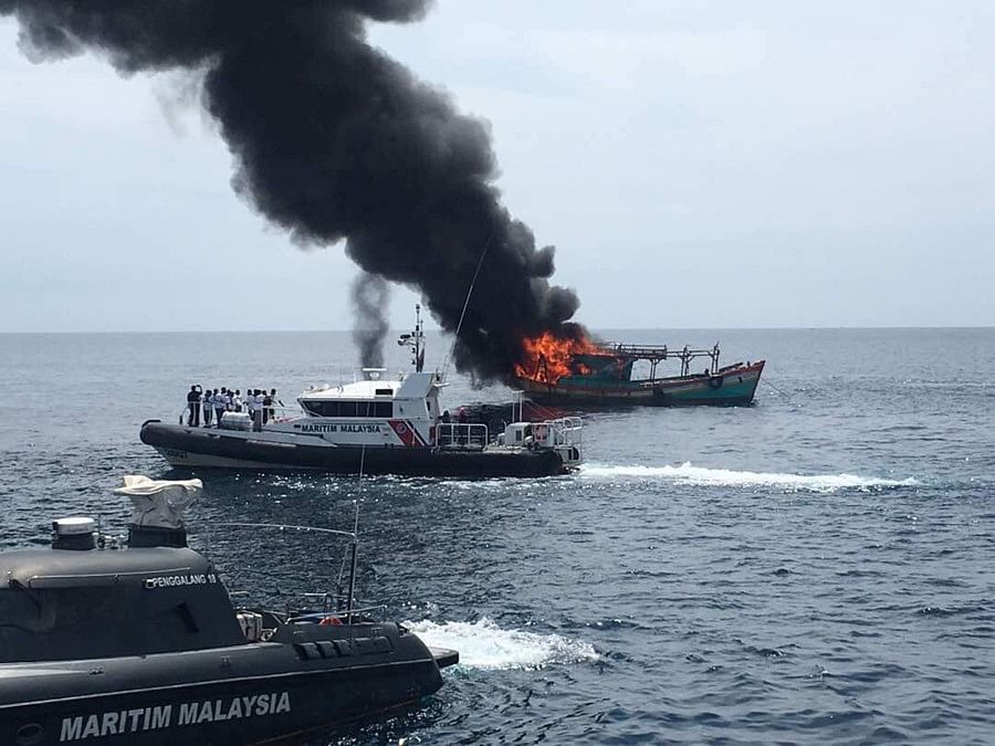 马国执法单位焚烧一艘非法捕捞的外国渔船。