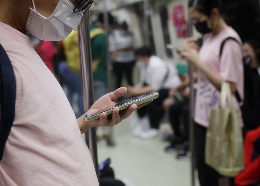 新加坡地铁人们都在看手机