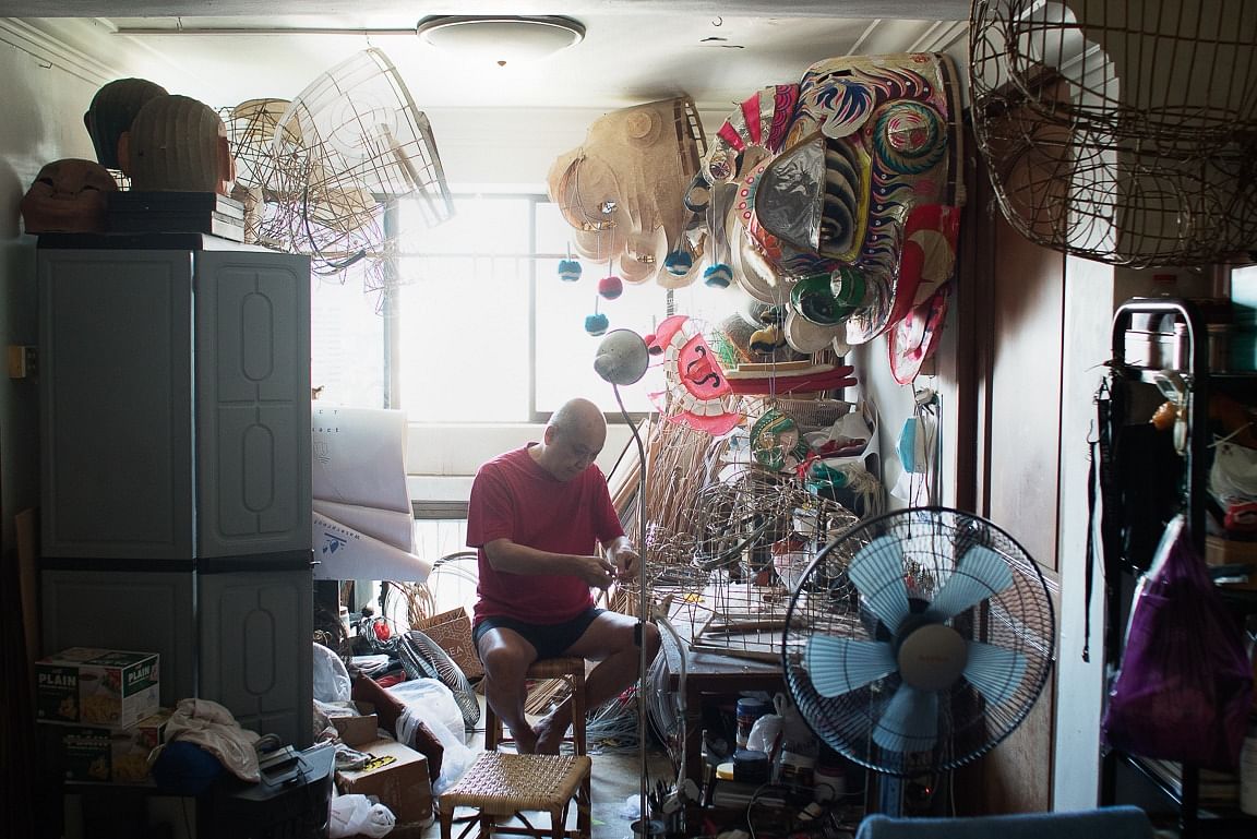 黄宏强师傅的家，也是工作室，堆满了狮头