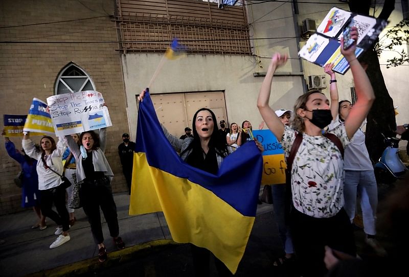住在墨西哥的乌克兰人到当地俄罗斯使馆外示威