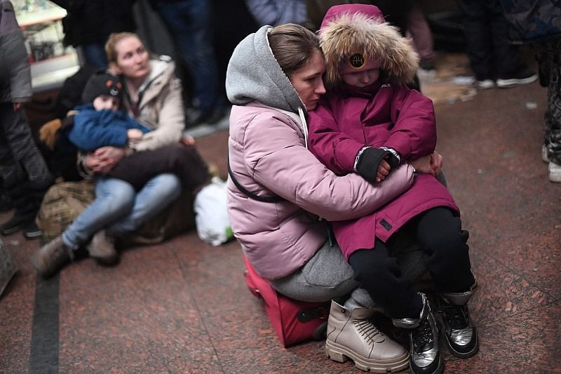 妇女和小孩躲到地铁站避难