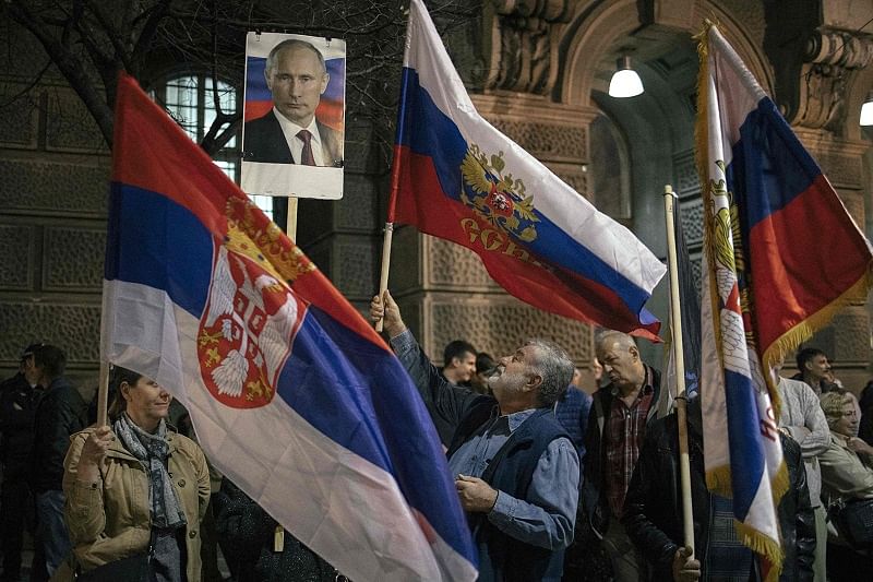 俄罗斯的支持者举起普京的照片