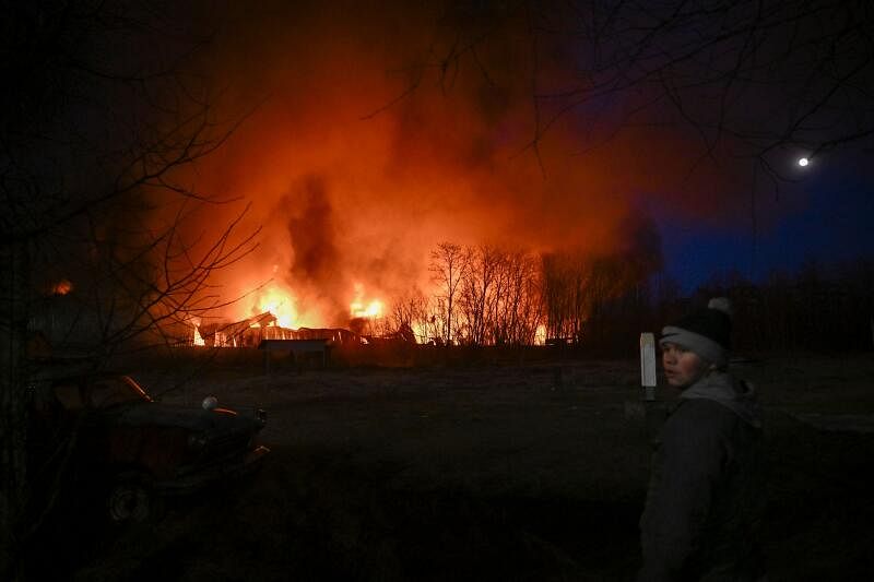 基辅一间货仓遭炮击后起火燃烧。