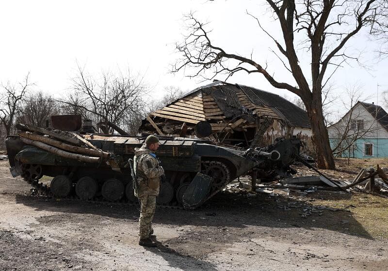 乌克兰士兵巡视遭摧毁的俄罗斯坦克。