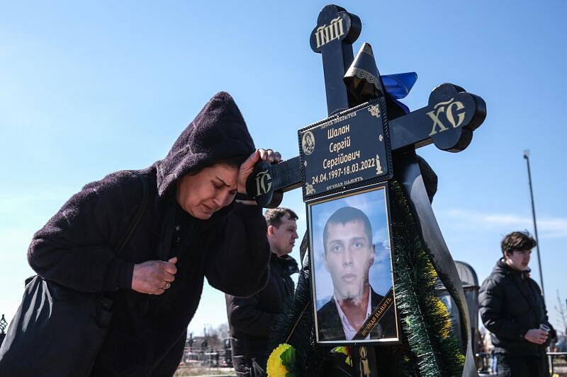 一名妇女在阵亡乌克兰士兵的坟前哀悼。