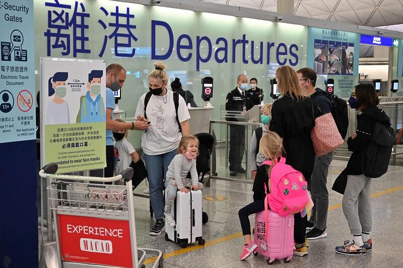 外籍人士离开香港。