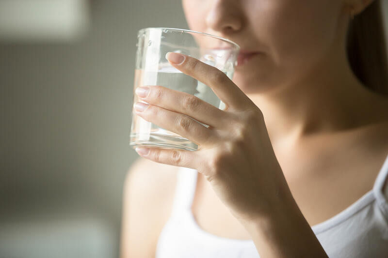 多喝水以补充水分，是治疗喉咙的关键。