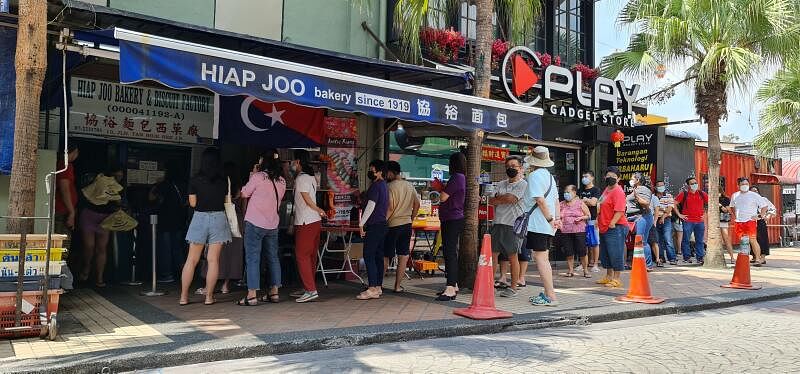顾客在位于陈旭年街的协裕面包西菓厂前排成人龙。