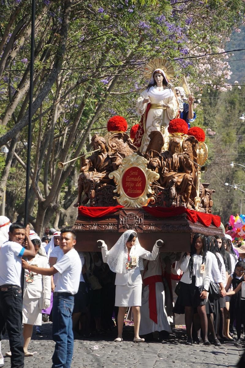女人则抬着较小的圣抬，立着圣母玛利亚的圣像