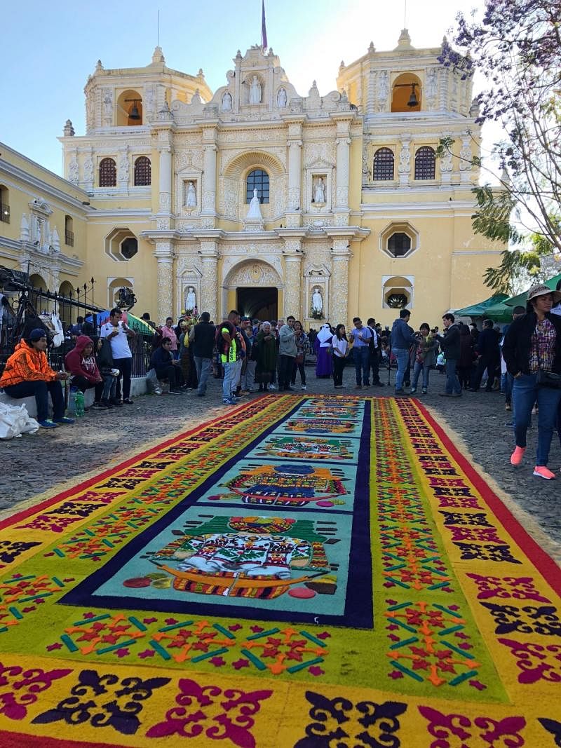 教堂外也同样铺上了漂亮的“地毯”