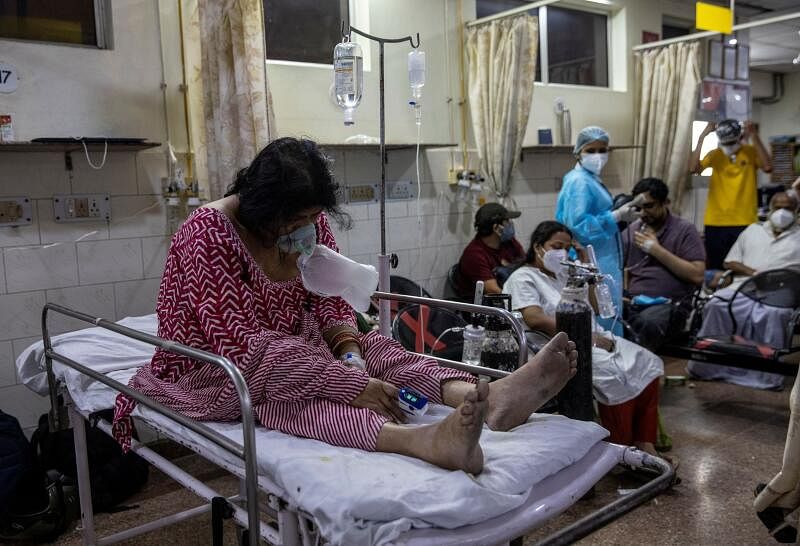 一名冠病患者在新德里一所医院接受治疗