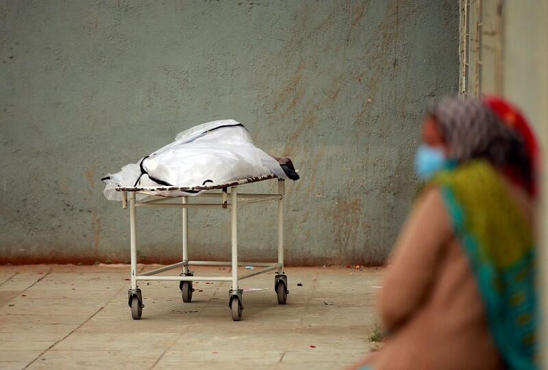 印度一家殓尸房里，家属等待领取冠病死者的遗体