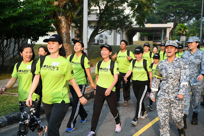 国防社区联系咨询委员会举办的女子军训体验营