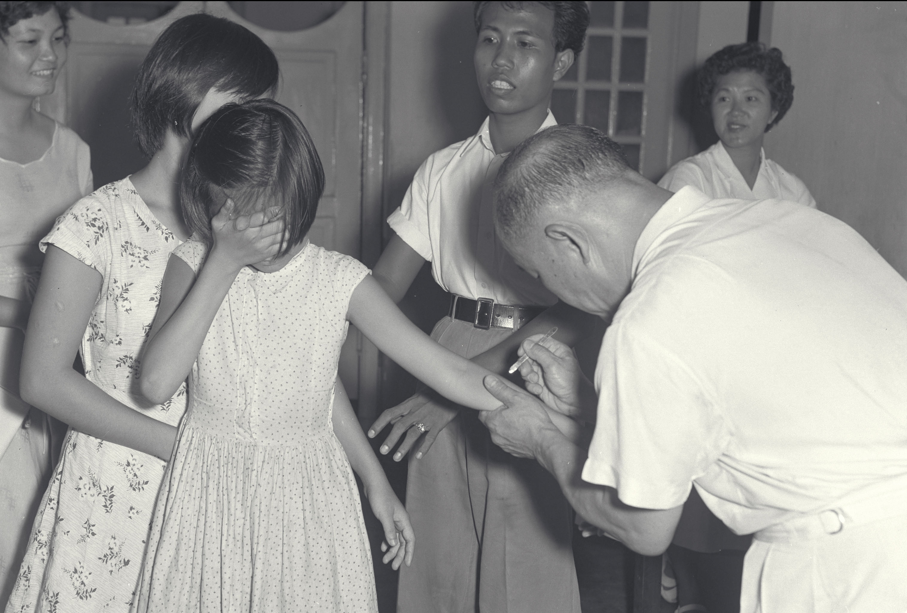 1959年，新加坡为国人接种天花疫苗。