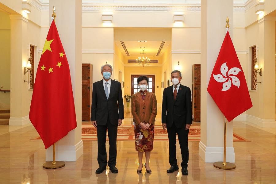 国务资政张志贤和外交部长维文与即将卸任的特首会晤