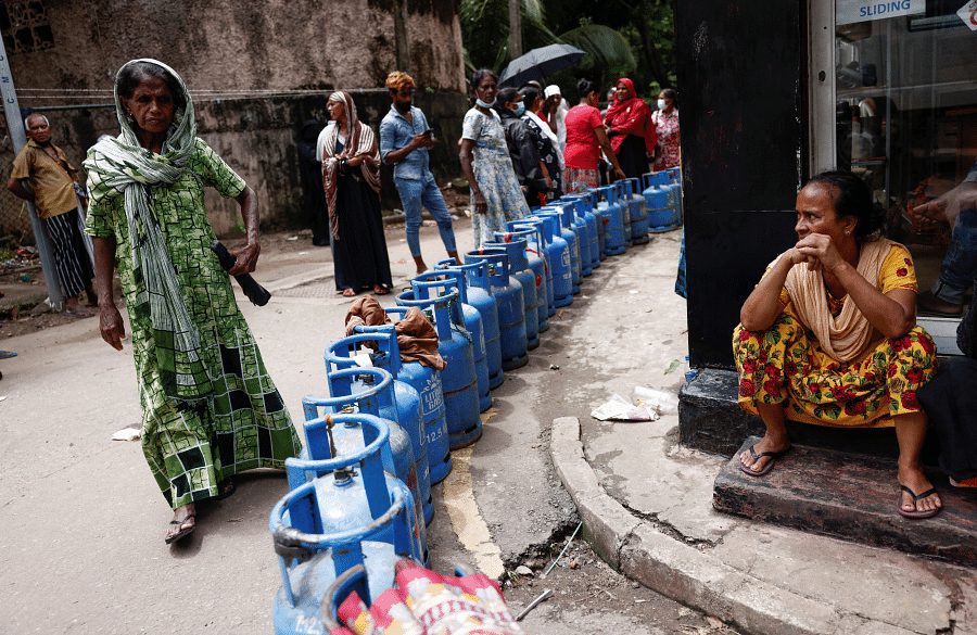 斯里兰卡人民排队购买煤气筒。