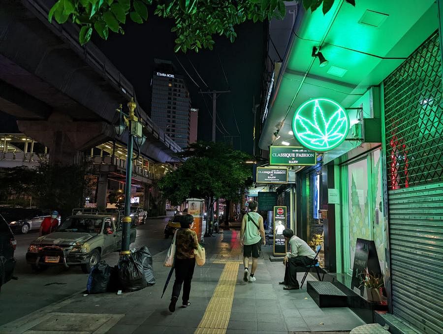 泰国街上的大麻“咖啡座”