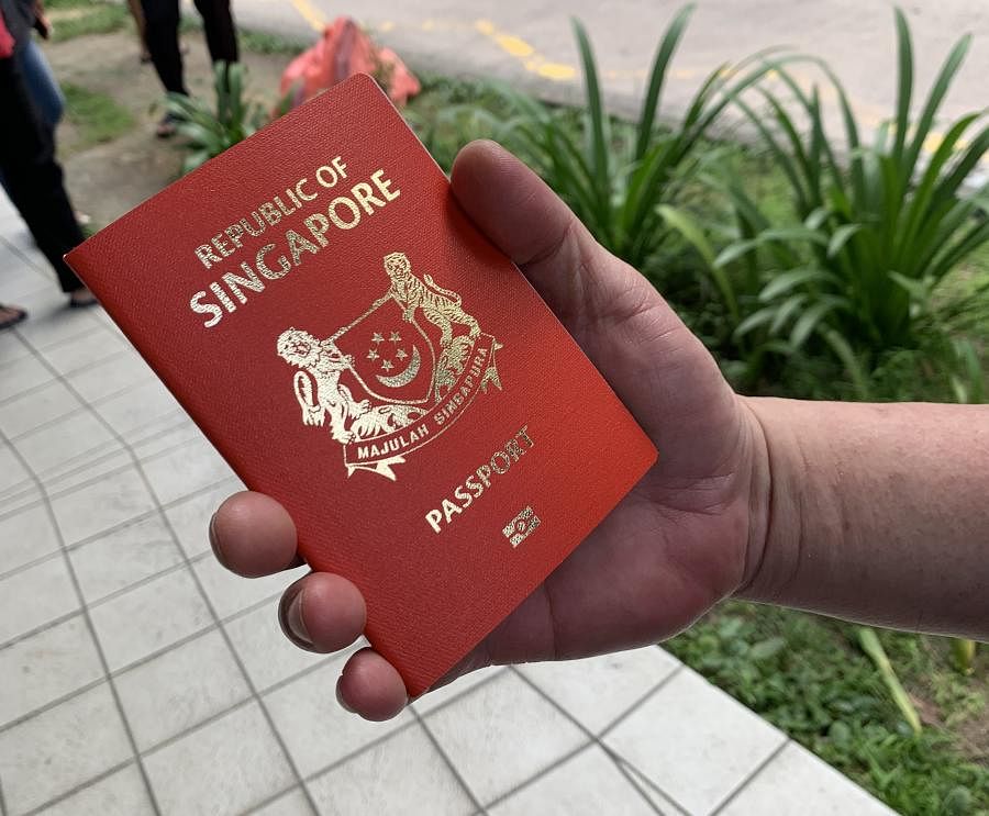 终于领取新护照的国人