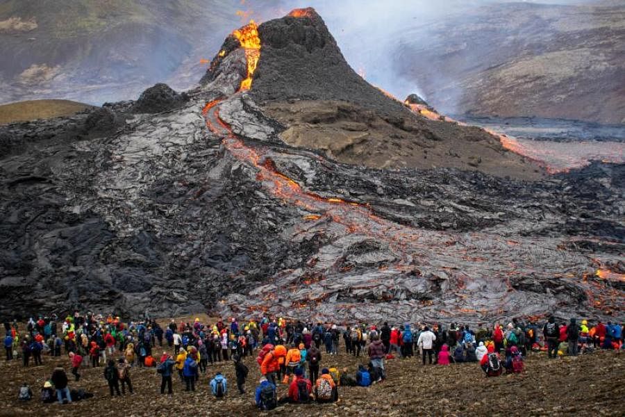 约2000名旅客前去看火山