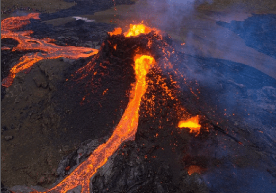 冰岛法格拉达尔火山爆发