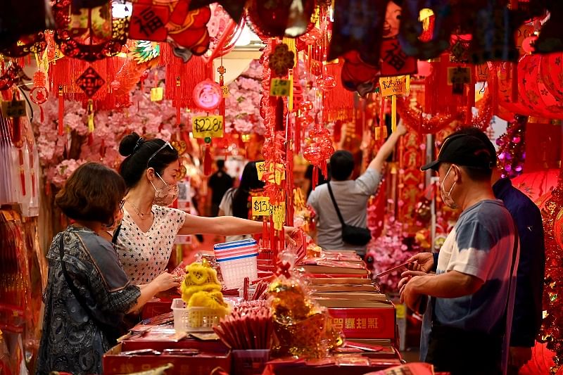 售卖春联和新年装饰物的商店门庭若市生意很好