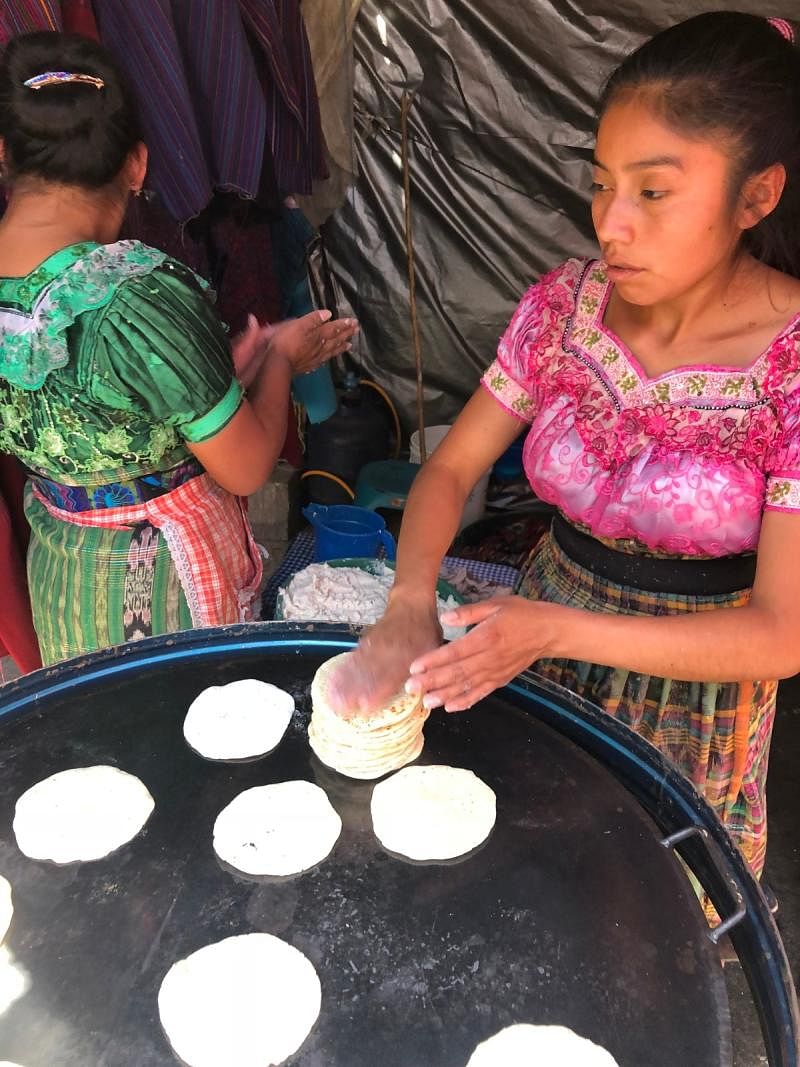 教堂外的临时市集有售卖可口的玉米饼（Tortilla）