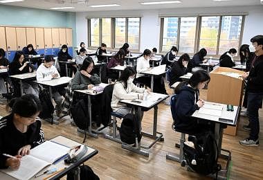 韩国学生准备参加人生中最重要的一场考试