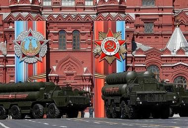 俄罗斯今年5月在二战结束纪念日庆祝活动上展示S-400防空导弹。（路透社）