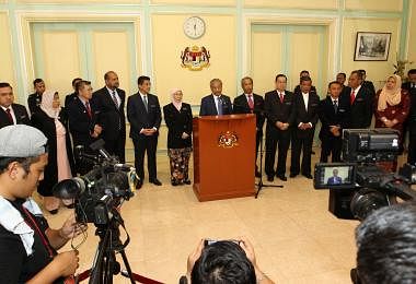 马哈迪带领内阁在布城开记者会