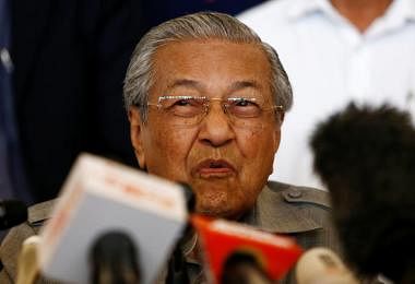 马哈迪在选后记者会上的表情