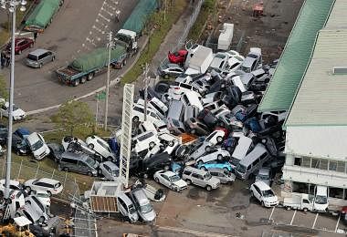 日本台风飞燕吹汽车