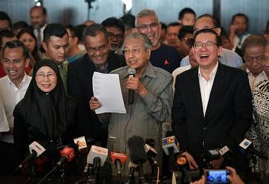 今年5月大选后，马来西亚新首相及希望联盟总主席马哈迪与旺阿兹莎及林冠英出席记者会。