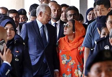 Najib and Rosmah walk out of court 