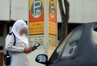 新加坡停车管理存在漏洞女停车管理员为交差竟一个月内连开30张罚单