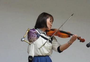 伊藤真波用义肢拉小提琴