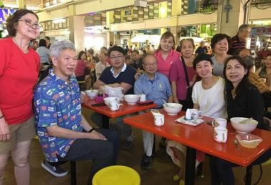 新加坡前总统选举参选人陈清木医生与建国总理李光耀次子李显扬在西海岸熟食中心共进早餐