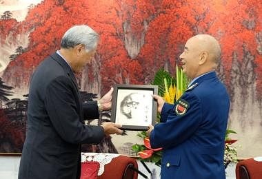 黄永宏今年10月在北京八一大楼同中共中央军事委员会副主席许其亮会面，双方互赠礼品。