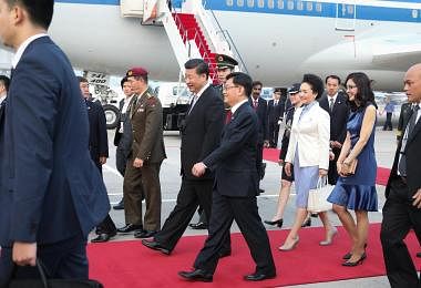 新中建交25周年，中国国家主席习近平于2015年11月6日抵达新加坡进行国事访问。习近平主席（红地毯上者左一），由新加坡财政部长王瑞杰（左二）以侍从部长的身份负责接机。习近平夫人彭丽媛（右二）则由王瑞杰夫人章慧霓（右一）陪同。