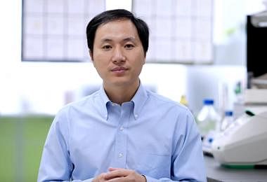 中国南方科技大学生物系副教授贺建奎宣布，带领团队完成项目，世界首例免疫爱之病基因编辑的婴儿在中国诞生。（YouTube截图）