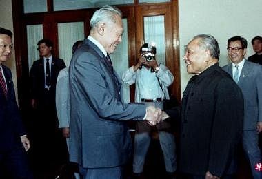 1988年9月14日至22日，时任我国李光耀总理应中国政府之邀，到中国作为期9天的官式访问。9月17日，李光耀在人民大会堂与邓小平进行了他们之间的第四次的会面。（档案照）