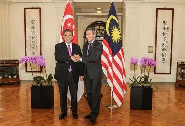 我国外交部长维文（右）和马来西亚外交部长塞富丁今早在我国会面。（新明日报）