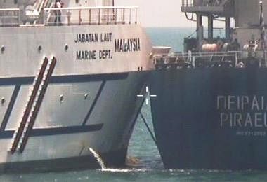 马来西亚浮标船Polaris和希腊注册商船Piraeus上周六在我国海域相撞。