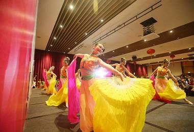 新加坡宗乡总会团拜上的华族舞蹈表演