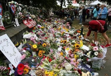 新西兰基督城的居民为恐袭枪击案的受害者献花