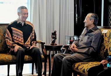李显龙总理（左）去年5月19日在马国布城与马哈迪会面。（李显龙面簿）
