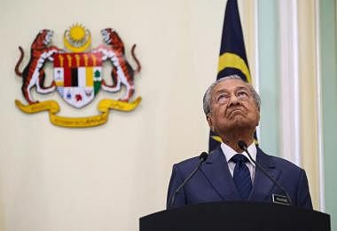 在周二（9日）新马非正式领导人峰会结束后的联席记者会上，马国首相马哈迪是觉得有点闷，还是仰头望屋顶陷入沉思中？