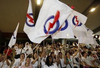 2015年新加坡大选，人民行动党支持者在大巴窑体育馆挥舞党旗。