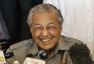 （设计对白）马国首相马哈迪：“叫我一号老男神。” 