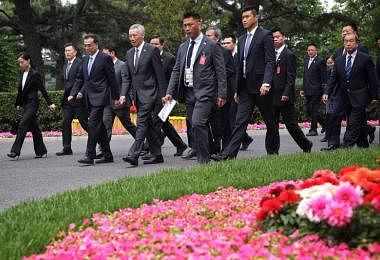 李显龙总理和中国总理李克强在钓鱼台国宾馆步行，准备走向午宴地点。