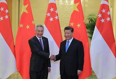 我国总理李显龙（左）与中国国家主席习近平会面。